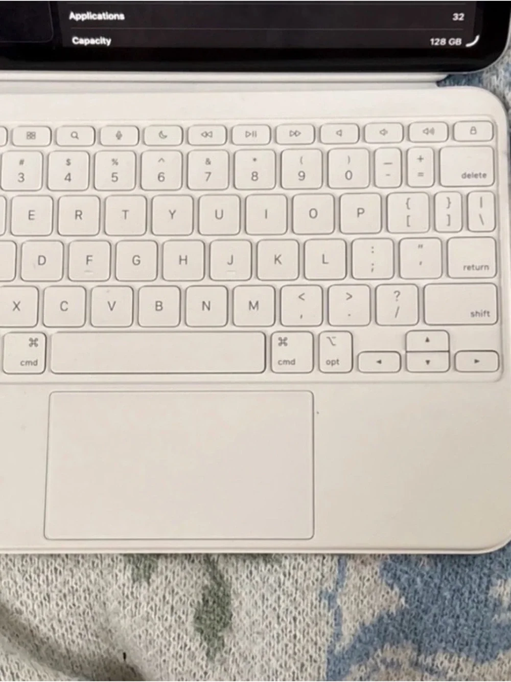 Apple iPad 16 with White magic Keyboard and Apple Pencil